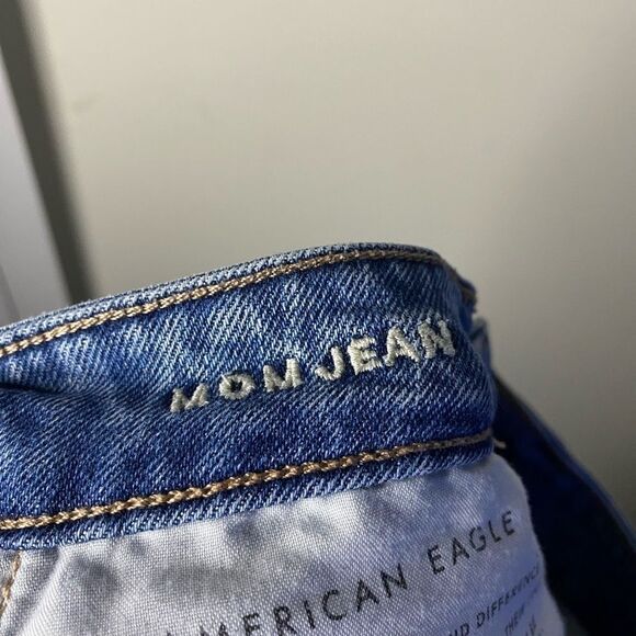 American Eagle Busted Knee Mom Jean Size 4 - Picture 9 of 11